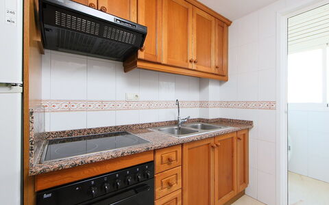 Gemelos: Countertop, Cabinetry, Ejendom, Møbel, Køkken Apparat, Køkken, Komfur, Træ, Husholdningsapparat, Belysning