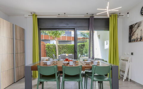 Cambrils 600: Møbel, Indretning, Gulvbelægning, Stol, Bord, Køkken & Spisebord, Træ, Spisestue, Etage, Loft