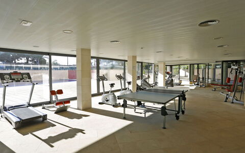 Cambrils 600: Bygning, Hal, Gulvbelægning, Etage, Træ, Bord, Opholdsrum, Fritid, Loft, Maskine