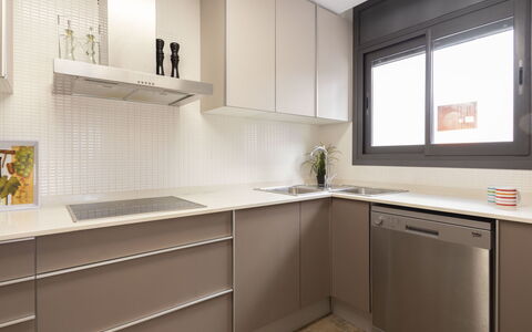 Cambrils 600: Cabinetry, Countertop, Køkkenvask, Ejendom, Vindue, Håndvask, Køkken, Tap, Træ, Indretning