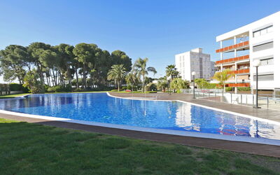 Cambrils 600: Vand, Himmel, Bygning, Plante, Ejendom, Svømmepøl, Azure, Træ, Vindue, Hus