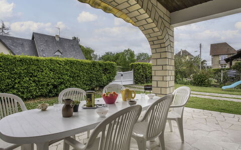 Villa Hélios: Himmel, Plante, Bord, Møbel, Sky, Ejendom, Stol, Belysning, Bygning, Udendørs Møbler