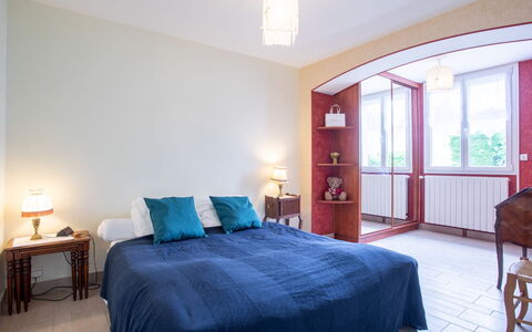 Villa Hélios: Møbel, Bygning, Komfort, Azure, Træ, Bed Frame, Textile, Belysning, Dør, Skygge