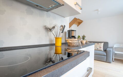 Wilson: Couch, Bygning, Plante, Stueplante, Countertop, Indretning, Bord, Komfort, Gulvbelægning