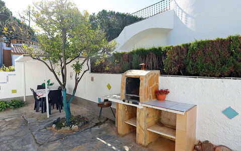 Solimar Cambrils: Plante, Himmel, Ejendom, Arkitektur, Land Lot, Bygning, Biome, Træ, Fritid, Ejendom