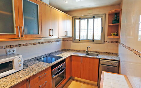 Solimar Cambrils: Countertop, Tap, Cabinetry, Køkkenvask, Håndvask, Møbel, Ejendom, Sanitærarmatur, Køkken, Vindue