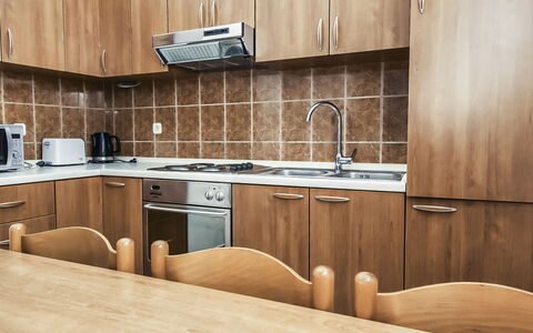 Privlaka 137: Brun, Tap, Countertop, Cabinetry, Køkkenvask, Sanitærarmatur, Håndvask, Møbel, Køkken, Træ