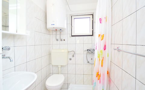 Johanna: Sanitærarmatur, Håndvask, Ejendom, Badeværelsesvask, Bygning, Toilet, Toiletbræt, Purple, Tap, Badeværelse