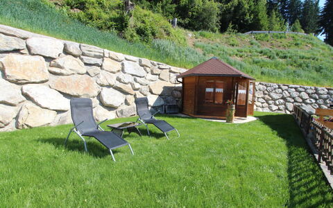 Zell am Ziller 180: Have, Lawn, Udendørs Møbler, Backyard, Gård, Landscaping, Hårdttræ, Bejdse, Flise, Stenmur