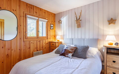 Les Huskies: Møbel, Ejendom, Cabinetry, Komfort, Azure, Træ, Textile, Bed Frame, Indretning, Seng