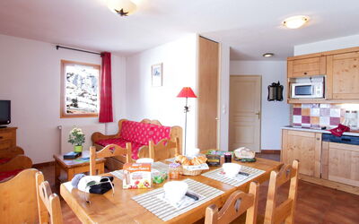Rochebrune le Vallon 300.6: Bord, Møbel, Ejendom, Cabinetry, Træ, Indretning, Countertop, Couch, Stue, Etage