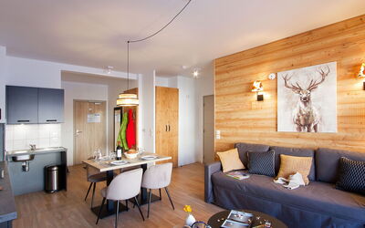 Rochebrune les Cimes 300.8: Bord, Møbel, Ejendom, Couch, Træ, Arkitektur, Indretning, Stue, Bygning, Etage