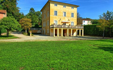 Villa Fiamma: Himmel, Bygning, Plante, Vindue, Grøn, Sky, Træ, Naturlige Landskab, Land Lot, Græs