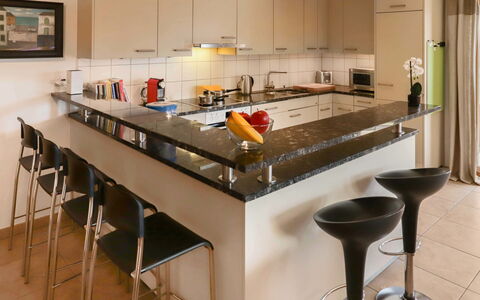 Les Cîmes 8: Møbel, Bord, Ejendom, Countertop, Cabinetry, Billedramme, Træ, Køkken, Hus, Arkitektur