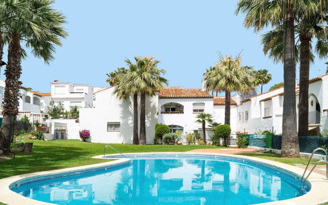 Villas de Madrid: Plante, Vand, Daytime, Himmel, Ejendom, Bygning, Grøn, Blå, Azure, Træ