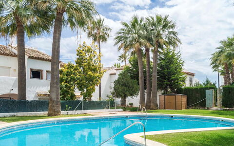 Villas de Madrid: Vand, Sky, Himmel, Plante, Grøn, Svømmepøl, Azure, Træ, Blå, Skygge