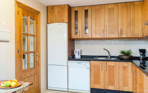 Villas de Madrid: Cabinetry, Møbel, Køkkenvask, Countertop, Bygning, Håndvask, Køkken Apparat, Træ, Køkken, Husholdningsapparat