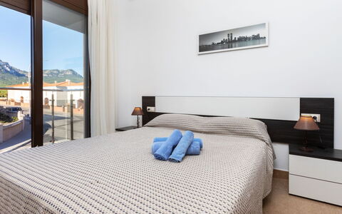 Casa Paloma 1: Møbel, Komfort, Bygning, Azure, Textile, Bed Frame, Træ, Seng, Pude, Gulvbelægning