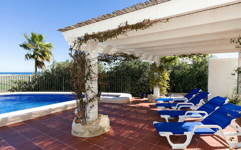 Villa Flores: Plante, Vand, Himmel, Ejendom, Blå, Azure, Skygge, Udendørs Møbler, Arkitektur, Svømmepøl