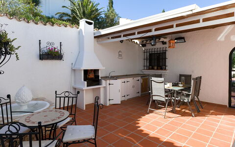 Villa Flores: Bord, Møbel, Ejendom, Stol, Himmel, Vindue, Blomsterkrukke, Indretning, Bygning, Belysning