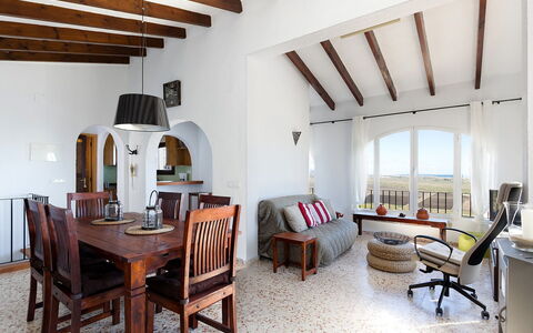 Villa Flores: Møbel, Ejendom, Bord, Vindue, Træ, Bygning, Indretning, Hus, Stue, Etage