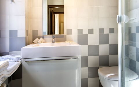 Villa Piazza Della Fortezza: Badeværelse, Flise, Værelse, Ejendom, Etage, Indretning, Væg, Keramisk, Arkitektur, Sanitærarmatur