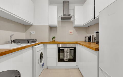 Globe View: Countertop, Køkken, Gulvbelægning, Større Bandage, Indretning, Køkken Apparat, Cabinetry, Etage, Træ, Loft