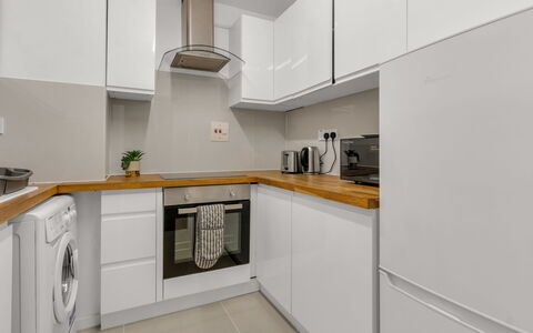 Globe View: Køkken, Countertop, Køkken Apparat, Gulvbelægning, Cabinetry, Større Bandage, Indretning, Træ, Etage, Loft
