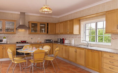 Da Horta: Møbel, Cabinetry, Ejendom, Køkkenvask, Countertop, Bord, Stol, Træ, Vindue, Tap