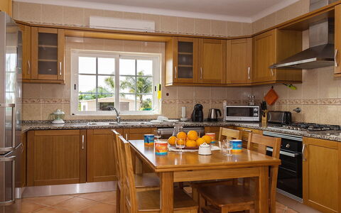 Das Amendoeiras: Cabinetry, Countertop, Køkkenvask, Ejendom, Møbel, Vindue, Tap, Køkken Apparat, Komfur, Køkken