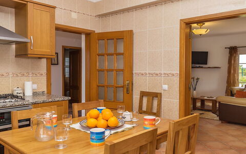 Das Amendoeiras: Bord, Møbel, Bordservice, Cabinetry, Couch, Stol, Orange, Træ, Indretning, Mad