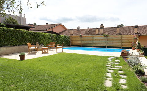 Antonietta: Græs, Ejendom, Gård, Lawn, Backyard, Kunstgræs, Have, Land Lot, Gårdsplads, Hus