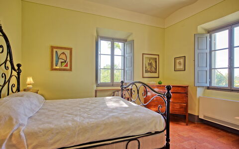 Villa Marietta: Soveværelse, Møbel, Værelse, Ejendom, Seng, Bed Frame, Sengetøj, Etage, Gul, Indretning
