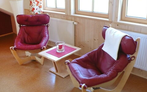 Weitsicht: Bord, Møbel, Vindue, Ejendom, Bygning, Stol, Komfort, Purple, Indretning, Textile