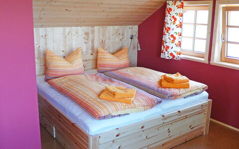 Weitsicht: Møbel, Ejendom, Vindue, Komfort, Træ, Bed Frame, Bygning, Indretning, Orange, Skuffe