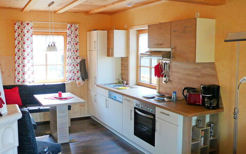 Weitsicht: Cabinetry, Countertop, Møbel, Vindue, Køkkenvask, Håndvask, Køkken Apparat, Bygning, Komfur, Gaskomfur
