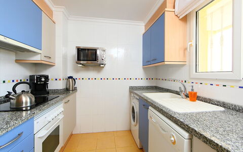 Estrella del Mar: Cabinetry, Countertop, Køkkenvask, Ejendom, Komfur, Håndvask, Bygning, Tap, Vindue, Blå