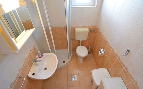 Novigrad (Zadar) 264: Brun, Sanitærarmatur, Badeværelsesvask, Ejendom, Tap, Håndvask, Toilet, Badeværelse, Træ