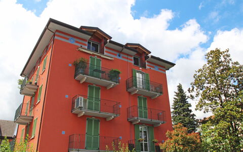 Franco: Sky, Himmel, Plante, Bygning, Vindue, Træ, Græs, Mursten, Facade, City