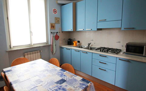 Franco: Cabinetry, Ejendom, Møbel, Vindue, Countertop, Håndvask, Køkkenvask, Køkken Apparat, Bygning, Køkken