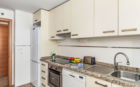 Alamar: Køkken, Køkken Apparat, Countertop, Større Bandage, Cabinetry, Gulvbelægning, Træ, Indretning, Møbel, Køkkenvask
