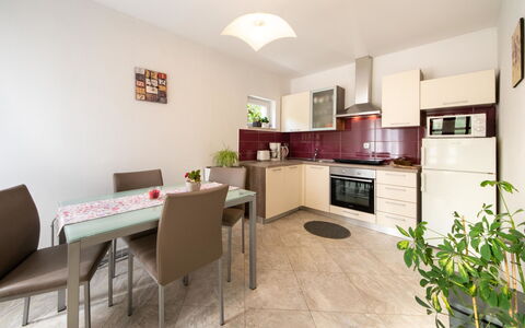 Nada: Ejendom, Møbel, Cabinetry, Plante, Stueplante, Stol, Træ, Countertop, Bord, Couch