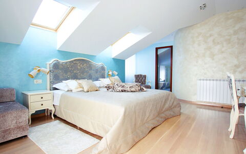 Villa Mustra: Soveværelse, Værelse, Møbel, Indretning, Ejendom, Loft, Væg, Seng, Etage, Bed Frame
