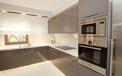 Villa Mustra: Countertop, Ejendom, Værelse, Køkken, Cabinetry, Møbel, Indretning, Bygning, Arkitektur, Hus