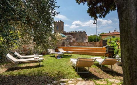 Villa Fracassini: Plante, Himmel, Udendørs Bench, Sky, Møbel, Naturlige Landskab, Udendørs Møbler, Træ, Skygge, Arkitektur