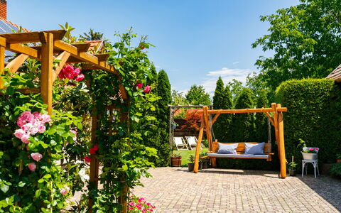 Bocskai: Blomst, Plante, Himmel, Bygning, Træ, Sky, Græs, Hus, Fritid, Landskab