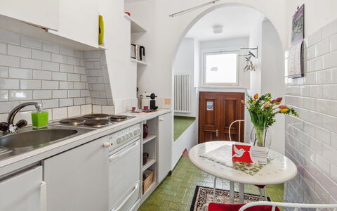 Ronco Sopra Ascona 75: Cabinetry, Håndvask, Ejendom, Køkkenvask, Møbel, Countertop, Bygning, Tap, Plante, Indretning