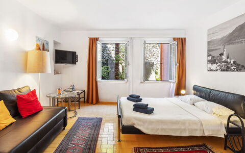 Ronco Sopra Ascona 75: Møbel, Ejendom, Bygning, Komfort, Træ, Textile, Bed Frame, Gulvbelægning, Indretning, Etage