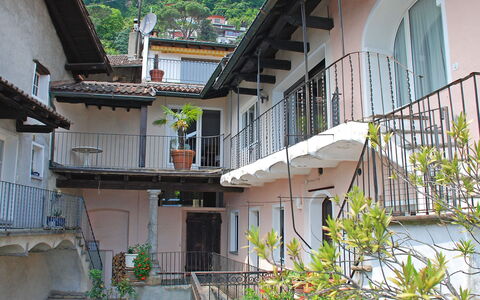 Ronco Sopra Ascona 75: Plante, Bygning, Ejendom, Vindue, Trappe, Hus, Arkitektur, Kvarter, Urban Design