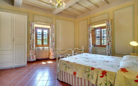 Villa Stolli: Soveværelse, Værelse, Ejendom, Seng, Loft, Møbel, Bed Frame, Indretning, Bygning, Sengetøj